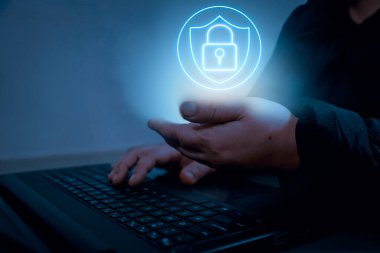 Verileri korumak için siber güvenlik ve gizlilik kavramları. Simge ve internet ağ güvenlik teknolojisini kilitle. Sanal ekranda Siber Güvenlik, Bilgi Gizliliği, İnternet ve Teknoloji Konsepti.
