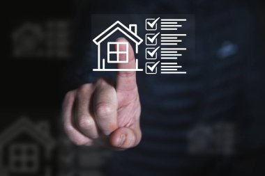 Bir kişi dijital konut kontrol listesi simgesine dokunarak, gayrimenkul, emlak yönetimi, ev denetimi veya akıllı ev teknolojisini sembolize eder, fütürimenistik ve teknoloji odaklı bir kavram ile.
