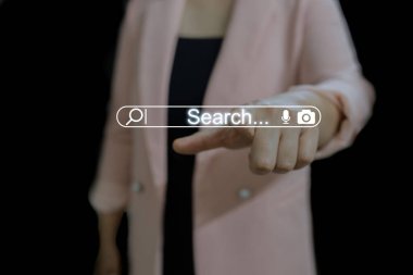 SEO arama motoru optimizasyonu. Arama çubuğunu kullanan bir kadın, çevrimiçi arama ve SEO 'yu sembolize ediyor. Arama çubuğu internet gezintisini, anahtar sözcük analizini, dijital pazarlamayı temsil ediyor,