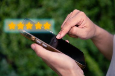Müşteri memnuniyeti anketi konsepti Müşteri memnuniyeti değerlendirmesi online. Yüksek memnuniyet için beş yıldız seçmek üzere mobil arayüzü açık tutun, Kullanıcı Hızı Hizmeti Uygulaması Online Deneyimi