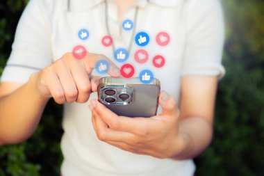 Genç kadın girişimci arama motoru optimizasyon aracını kullanmak için akıllı telefonlar üzerinde çalışıyor. Teknoloji, pazarlama ve iş konsepti için çevrimiçi içerik bulmak veya tanıtmak ve tanıtmak.