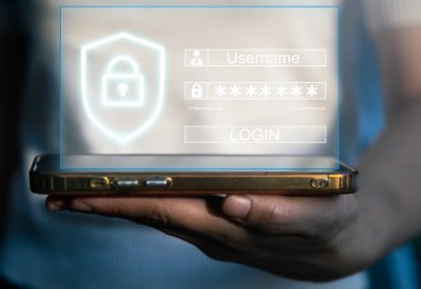 Telefondayken sanal güvenlik kalkanı simgesi. Şifreyi onaylayın, kimlik doğrulaması, biyometrik kimlik doğrulama teknolojisiyle siber güvenlik. Akıllı telefondan iş kadını