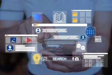 Online Eğitim ve E-Öğrenme Konsepti. Genç kız çevrimiçi eğitim, öğrenme, bilgi paylaşımı, eğitim araçları, eğitim, İnternet 'te ağ kursları, dijital kursları temsil eden simgelerle cep telefonu kullanıyor
