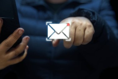 Yeni e-posta bildirim kavramı, iş e-posta iletişimi, dijital pazarlama, kadın girişimciye akıllı telefon, internet teknolojisi hakkında e-posta tebligatı.