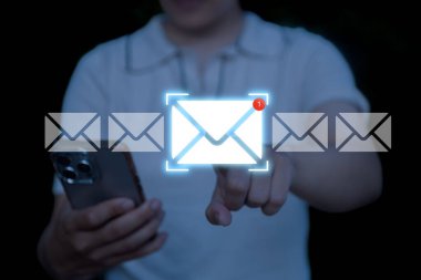Yeni e-posta bildirim kavramı, iş e-posta iletişimi, dijital pazarlama, kadın girişimciye akıllı telefon, internet teknolojisi hakkında e-posta tebligatı.