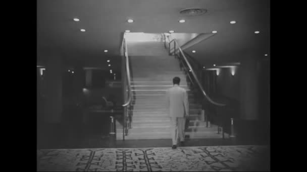1953 Representante Libanés Edward Rizk Graba Una Emisión Radio Onu — Vídeo de stock