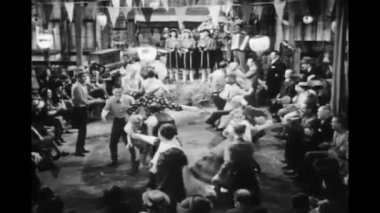 ABD - 1944 - Bu müzikal filmde, bir adamın smokini dans salonundaki bir kadınla dans ederken çözülmeye devam ediyor..