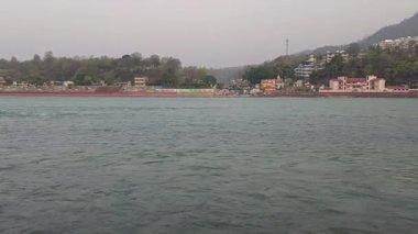 Yazın erken saatlerinde Rishikesh 'deki Ganga Nehri' nin su akışının yakın görüntüsü.
