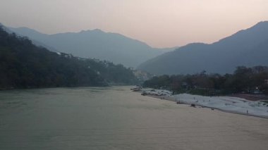 Ganga Nehri dağlardan tarlalara giriyor.
