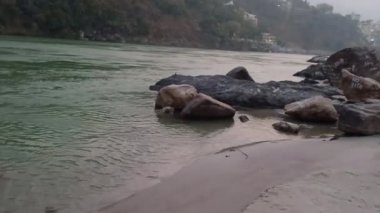 Yaz boyunca, Rishikesh 'teki Ganga Nehri' ndeki su akışına yakından bakın.