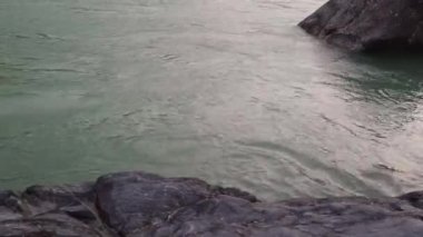 Rishikesh- Hindistan 'daki Ganga Nehri' ndeki su akışına yakından bak.