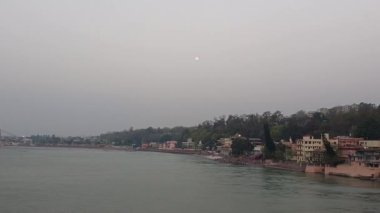 Rishikesh, Hindistan 'daki Ganga nehrinin manzarası. Çekimde, binalardan birinde 