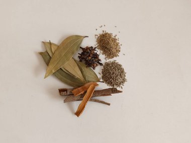 Beyaz arka planda çeşitli Asya baharatları