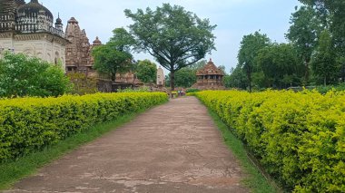 Khajuraho Anıtlar Grubu, Hindistan 'ın Madhya Pradesh bölgesindeki Hindu ve Jain tapınaklarından oluşan bir gruptur. bir UNESCO Dünya Mirası sitesi.