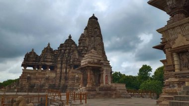 Khajuraho Anıtlar Grubu, Hindistan 'ın Madhya Pradesh bölgesindeki Hindu ve Jain tapınaklarından oluşan bir gruptur. bir UNESCO Dünya Mirası sitesi.