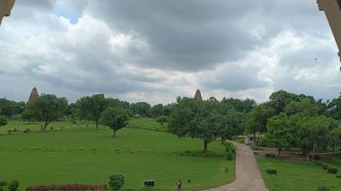 Khajuraho-Madhya Pradesh-India-Aug 7. 2022 - Khajuraho Anıtlar Grubu, Hindistan 'ın Madhya Pradesh bölgesinde Hindu ve Jain tapınaklarından oluşan bir grup. bir UNESCO Dünya Mirası sitesi.