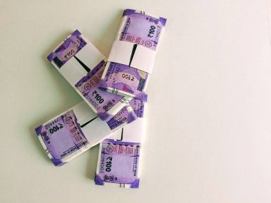 Hindistan Rupisi 100 Para Birimi Not Paketleri beyaz arkaplanda izole