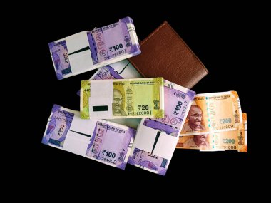 Hint Rupisi 100 Para Birimi Paketleri Rupi 20 para birimi destesi, Rupi 200 rupi ve kahverengi cüzdan siyah arka planda izole edilmiş