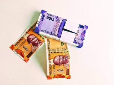 Hint Rupisi 100 Para Birimi Defteri, 200 Rupi Beyaz Arkaplan 'da izole edilmiş