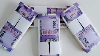 Hindistan Rupisi 100 Para Birimi Not Paketleri beyaz arkaplanda izole edilmiş