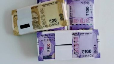 Hint Rupisi 100 Para Birimi Paketleri Rupi 20 para birimi banknotları beyaz arka planda izole edilmiş