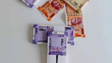 Hint Rupisi 20 Rupi ve 100 Rupi. Para birimi destesi, 200 rupi. Beyaz arka planda izole edilmiş.