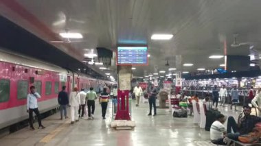 Yeni Delhi Tren İstasyonu, Yeni Delhi-Hindistan - 29 Ekim 2024, Yeni Delhi Tren İstasyonu akşam boyunca Hindistan 'da yer almaktadır. Diwali festivalinden sadece 2 gün önce bir manzara.