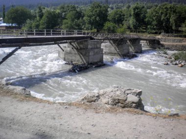 Pahalgam, Kashmir, Hindistan 'daki dağlarda bir baraj.