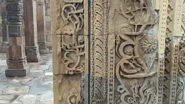 Kutub Minar kompleksindeki bir sütuna kazınan UNESCO Dünya Mirası Sitesi Yeni Delhi, Hindistan 'da yer alan Hint-İslam sanatını gözler önüne seriyor.