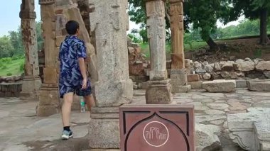 Kutub Minar-New Delhi-Hindistan-21 Haziran 2025 Kutub Minar Kompleksi 'nde Hindistan-İslam sanatı ile oyulmuş sütunlara sahip. 