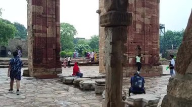 Kutub Minar-New Delhi - Hindistan - 21 Haziran 2025 UNESCO Dünya Mirası Sitesi 'nin kapıları, Kutub Minar Kompleksi yaz aylarında yağmurlu bir günde