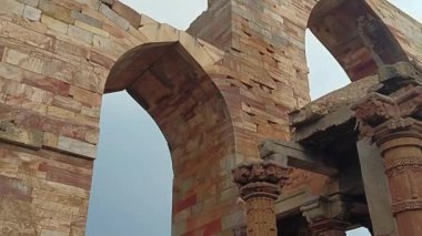 Qutub Minar-New Delhi - Hindistan - 21 Haziran 2025-Gates ve Arch, Yeni Delhi, Hindistan 'da bulunan Kutub Minar kompleksinin içinde.