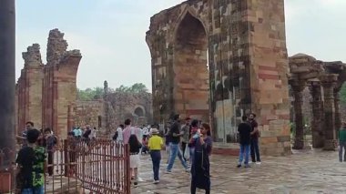 Qutub Minar-New Delhi - Hindistan 21 Haziran 2025 Dünya Mirası Bölgesi, Kutub Minar Kompleksi 'ni keşfeden ziyaretçiler yazın yağmurlu bir günde Yeni Delhi' de bulunuyorlar.