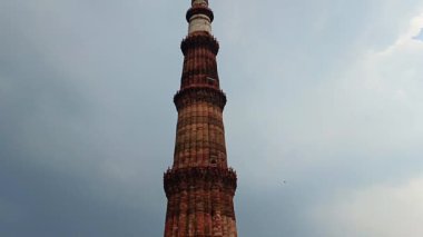 Kutub Minar-New Delhi - Hindistan - 21 Haziran 2025 - Dünya mirası olan Kutub Minar 'ın yağmurlu bir yaz gününde ziyaretçileri ağırladığı bir manzara