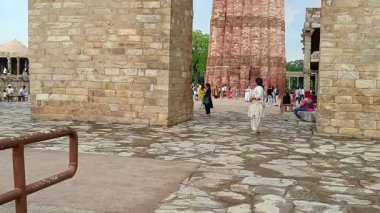 Kutub Minar-New Delhi - Hindistan - 21 Haziran 2025 - UNESCO Dünya Mirası sahasının ziyaretçileri, Yeni Delhi, Hindistan 'da bulunan Kutub Minar kompleksi