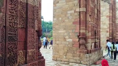 Kutub Minar-New Delhi - Hindistan - 21 Haziran 2025 - UNESCO Dünya Mirası sahasının ziyaretçileri, Yeni Delhi, Hindistan 'da yaz aylarında yağmurlu bir günde yer alan Kutub Minar