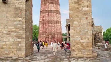 Kutub Minar-New Delhi - Hindistan - 21 Haziran 2025 - UNESCO Dünya Mirası sahasının ziyaretçileri, Yeni Delhi, Hindistan 'da yaz aylarında yağmurlu bir günde yer alan Kutub Minar