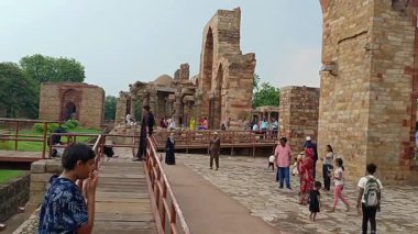 Kutub Minar-New Delhi - Hindistan - 21 Haziran 2025 - UNESCO Dünya Mirası sahasının ziyaretçileri, Yeni Delhi, Hindistan 'da yaz aylarında yağmurlu bir günde yer alan Kutub Minar