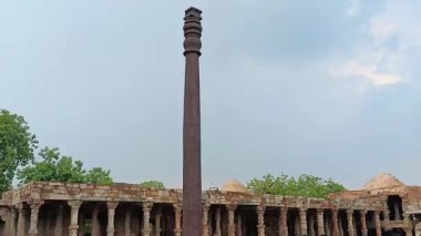Kutub Minar-New Delhi - Hindistan - 21 Haziran 2025 - UNESCO Dünya Mirası sahasında İkonik Demir Sütun yakınlarındaki ziyaretçiler, Yeni Delhi, Hindistan 'da bulunan Kutub Minar kompleksi