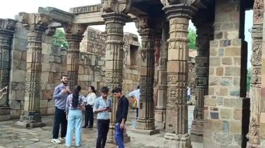 Qutub Minar-New Delhi - Hindistan 21 Haziran 2025 Dünya Mirası sahasının keyfini süren, Yeni Delhi, Hindistan 'daki Kutub Minar Kompleksi