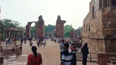 Kutub Minar-New Delhi - Hindistan - 21 Haziran 2025 - UNESCO Dünya Mirası sahasının ziyaretçileri, Yeni Delhi, Hindistan 'da yaz aylarında yağmurlu bir günde yer alan Kutub Minar