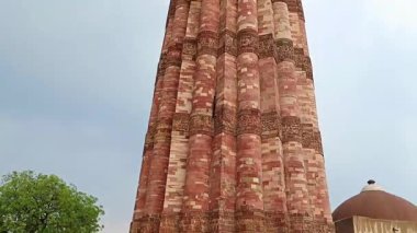 Kutub Minar 'ın New Delhi, Hindistan' daki üssünden yağmurlu bir yaz gününde çekilmiş görüntüsü.  