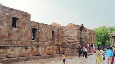 Kutub Minar-New Delhi - Hindistan - 21 Haziran 2025-Turistler yazın yağmurlu bir günde Qutub Minar Anıtı 'nı ziyaret ediyorlar