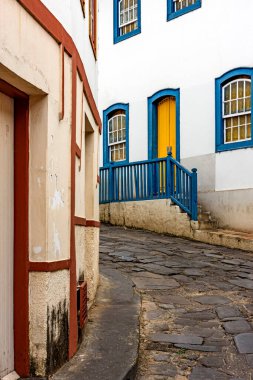 Brezilya 'nın Minas Gerais kentindeki eski ve tarihi Diamantina şehrinde kaldırım taşları ve koloni mimarisi olan evleri olan cadde