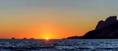 Yaz boyunca Rio de Janeiro şehrindeki Ipanema plajında gün batımı