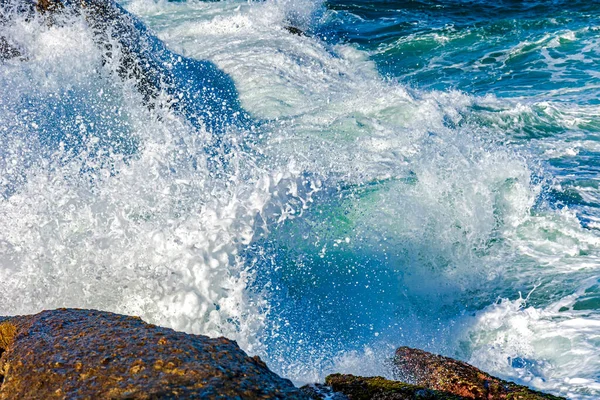 Dalgalar Kayalara Çarpıyor Deniz Suyu Havaya Sıçrıyor — Stok fotoğraf