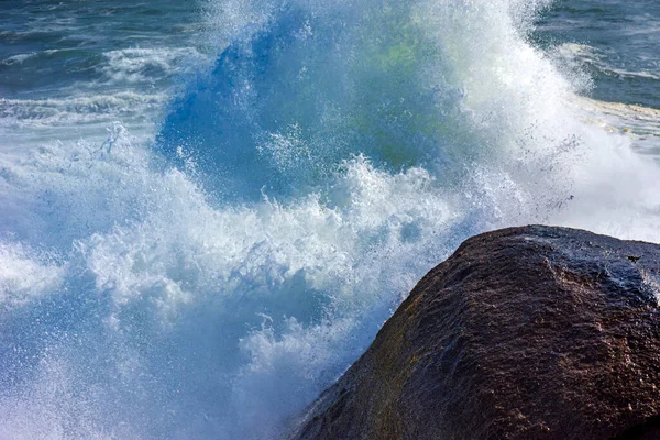 Штормовая Волна Бьется Скалы Морской Водой Брызгающейся Воздухе — стоковое фото
