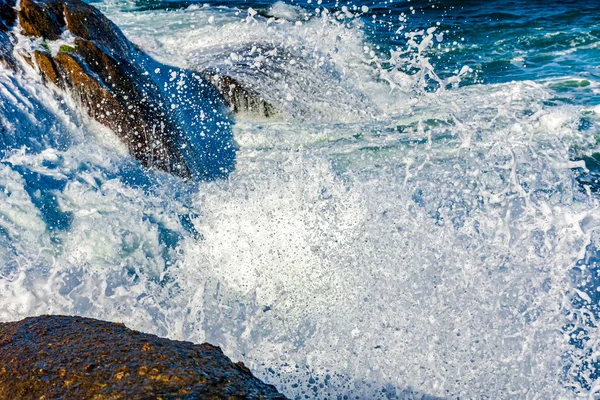 Dalgalar Kayalara Çarpıyor Deniz Suyu Havaya Sıçrıyor — Stok fotoğraf