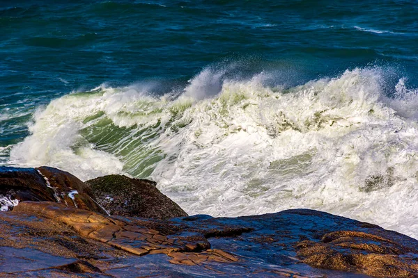 Красивые Морские Волны Бьющиеся Скалы Каплями Воды Всплесками Пены Воздухе — стоковое фото