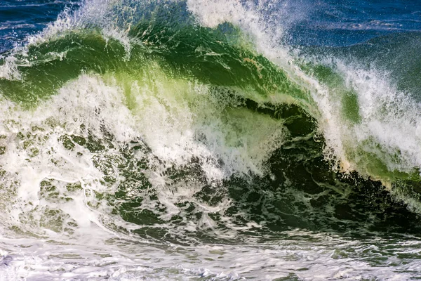 Schöne Und Starke Meereswellen Mit Wassertropfen Und Schaumstoff Der Einem — Stockfoto